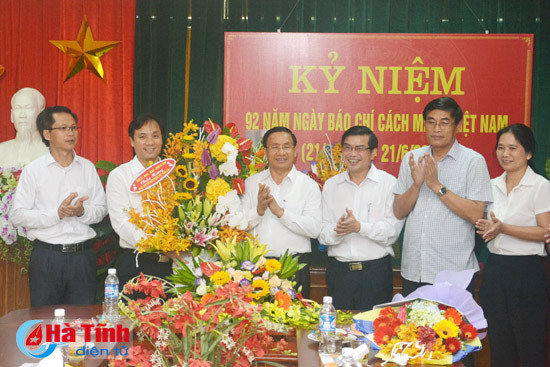 lanh dao ha tinh chuc mung cac co quan bao chi nhan ngay truyen thong