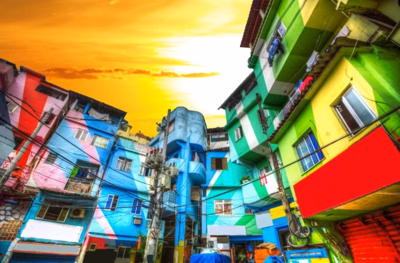 Rio de Janeiro, Brazil: Rio de Janeiro có nhiều khu ổ chuột nổi tiếng về tội phạm và đói nghèo. Nhưng một số điểm trong số ấy, bao gồm cả Favela Santa Marta, đã được các nghệ sĩ sơn màu, thay lớp áo mới, lòe loẹt và sặc sỡ hơn. Ảnh: AP. nhung dia danh hut khach nho sac mau loe loet