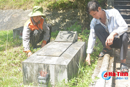 nguoi quan trang tan tuy o nghia trang liet sy nam