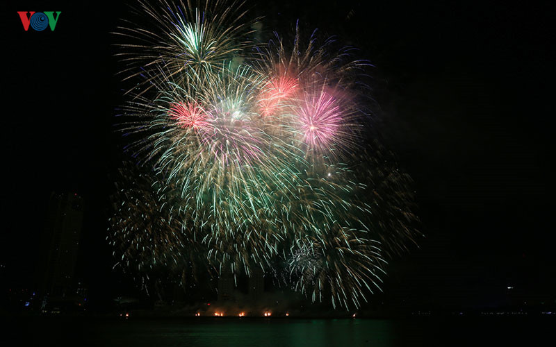 chung ket le hoi phao hoa quoc te da nang ban tinh ca lang man