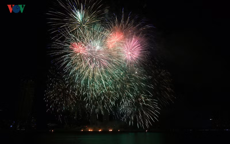 chung ket le hoi phao hoa quoc te da nang ban tinh ca lang man