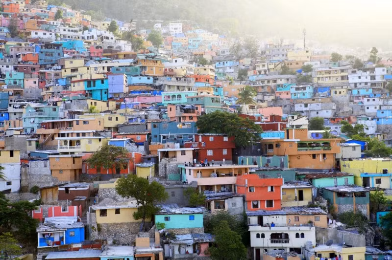 Port-au-Prince, Haiti: Sau trận động đất năm 2010, vùng ngoại ô thủ đô Port-au-Prince bị hư hại nặng. Để nâng cao tinh thần cho người dân địa phương, chính quyền thành phố đã cho sơn màu sắc tươi vui lên các ngôi nhà ở đây. Ảnh: Telegraph. nhung dia danh hut khach nho sac mau loe loet