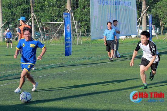 khoi tranh giai bong da cup hoi nha bao ha tinh lan thu 4