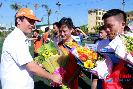khoi tranh giai bong da cup hoi nha bao ha tinh lan thu 4