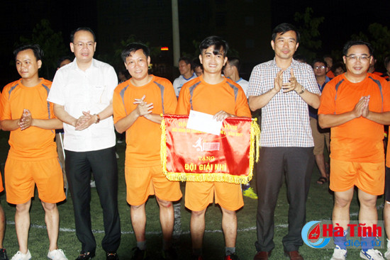 ket thuc thanh cong giai bong da cup hoi nha bao ha tinh lan thu 4