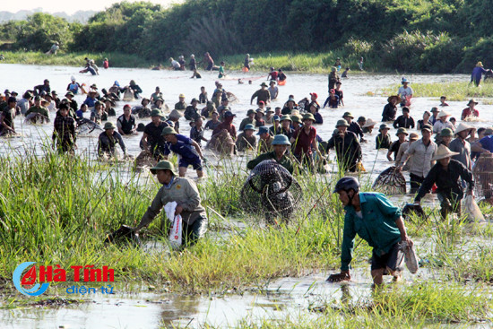 Độc đáo lễ hội đánh cá Đồng Hoa