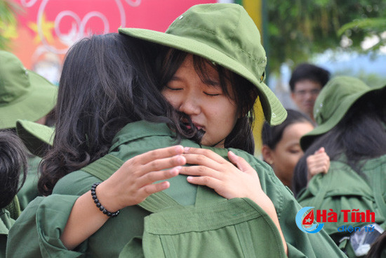 chien sy nhi khoc nhu mua khi phai chia tay gia ban