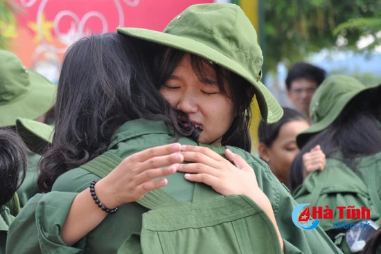 chien sy nhi khoc nhu mua khi phai chia tay gia ban