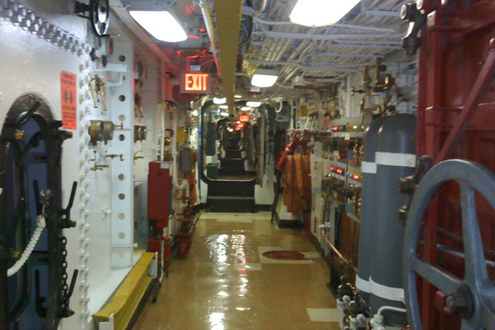 photo cuoi len va tham quan chien ham new jersey cua hai quan my