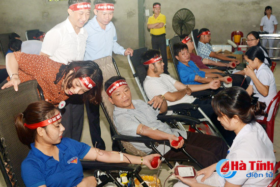 bi thu dang uy khoi doanh nghiep ha tinh truc tiep hien mau nhan dao