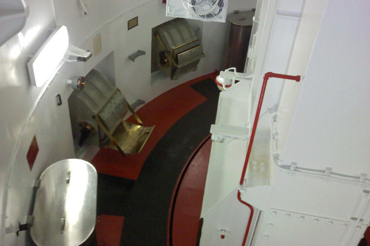 photo cuoi len va tham quan chien ham new jersey cua hai quan my