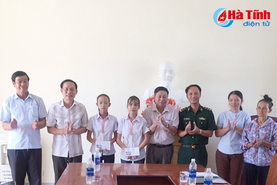 trao tien do dau 2 hoc sinh ngheo vung giao