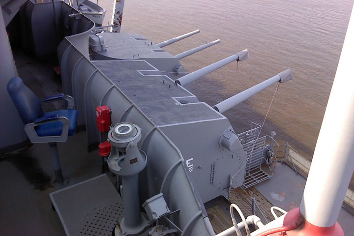 photo cuoi len va tham quan chien ham new jersey cua hai quan my