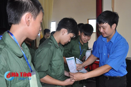 chien sy nhi khoc nhu mua khi phai chia tay gia ban