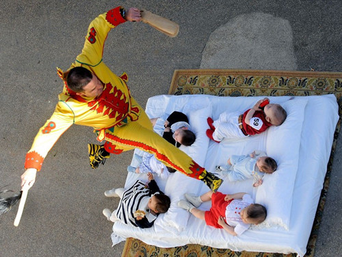 ben trong le hoi nhay nhot ky la baby jumping cua tay ban nha