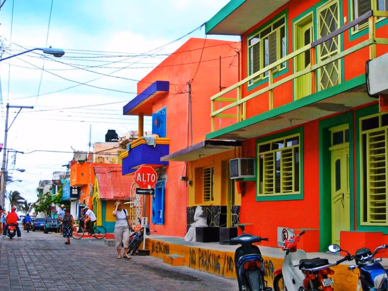 Isla Mujeres, Mexico: Hòn đảo dài 8 km nằm ở phía Bắc Cancun có bầu không khí thực sự sôi nổi và nhiều ngôi nhà đầy màu sắc. Người dân địa phương thường đi vòng quanh bằng xe đạp hoặc đi bộ hơn mà ít dùng xe hơi. Không chỉ nhà cửa, các vật dụng ở đây như bàn ghế hay đồ lưu niệm cũng rất sặc sỡ. Ảnh: Keny Porras/Pinteres. nhung dia danh hut khach nho sac mau loe loet