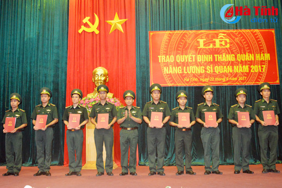 trao quyet dinh thang quan ham cho 46 can bo sy quan bdbp ha tinh