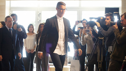 ronaldo dang tim moi cach de tro lai m u