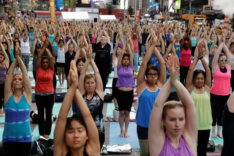 hang nghin nguoi tap yoga don ngay ha chi tren quang truong thoi dai