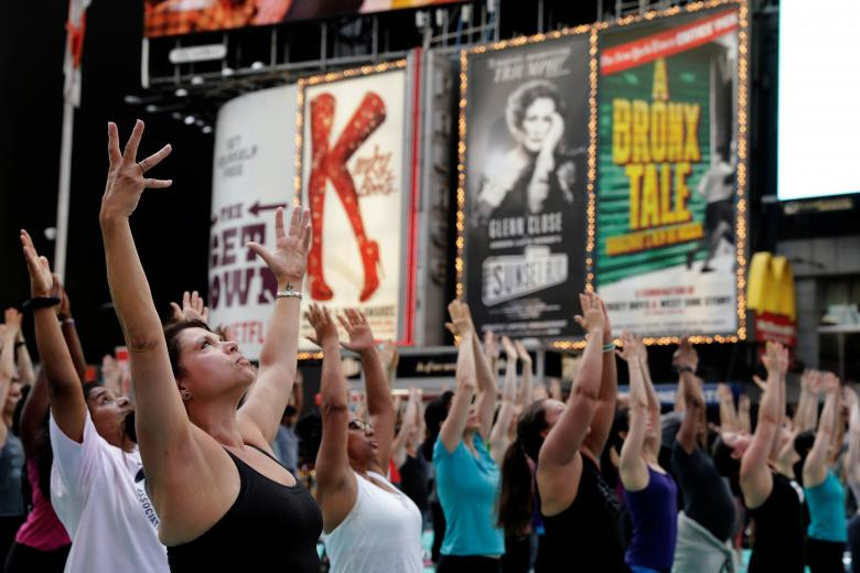 hang nghin nguoi tap yoga don ngay ha chi tren quang truong thoi dai