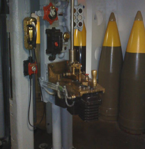 photo cuoi len va tham quan chien ham new jersey cua hai quan my