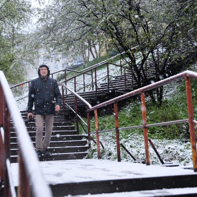 photo nguoi dan nga ngo ngang nhin tuyet roi giua mua he