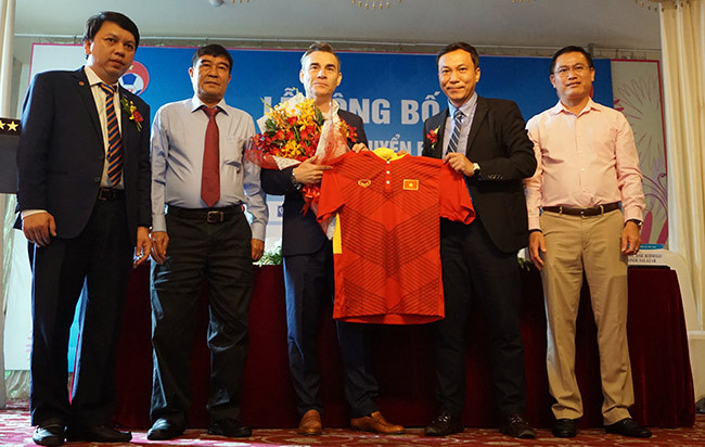 hlv vo dich chau a hua dua futsal viet nam vuot thai lan