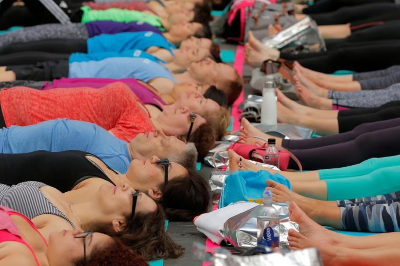 hang nghin nguoi tap yoga don ngay ha chi tren quang truong thoi dai