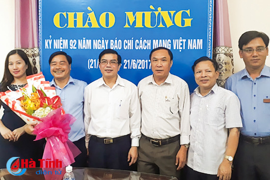 lanh dao ha tinh chuc mung cac co quan bao chi nhan ngay truyen thong