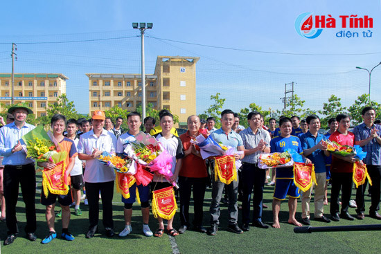 khoi tranh giai bong da cup hoi nha bao ha tinh lan thu 4