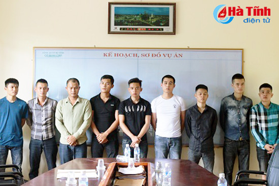 khoi to truy na 18 doi tuong ban nhau truoc khach san bmc