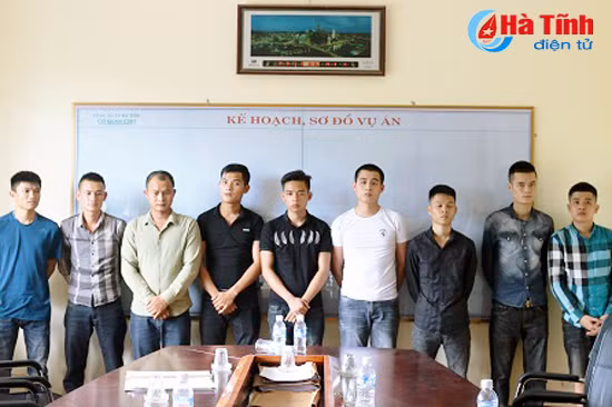 khoi to truy na 18 doi tuong ban nhau truoc khach san bmc