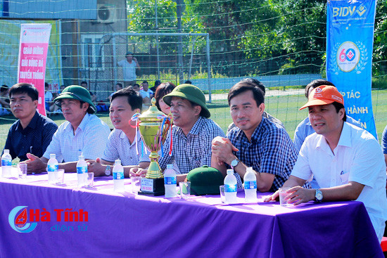 khoi tranh giai bong da cup hoi nha bao ha tinh lan thu 4