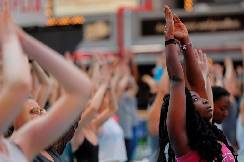 hang nghin nguoi tap yoga don ngay ha chi tren quang truong thoi dai
