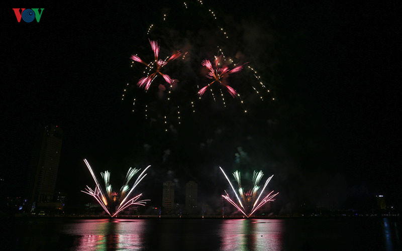 chung ket le hoi phao hoa quoc te da nang ban tinh ca lang man