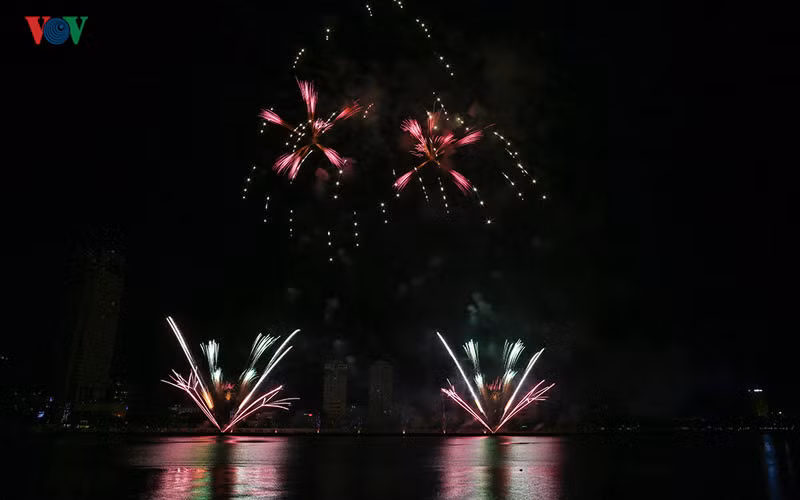 chung ket le hoi phao hoa quoc te da nang ban tinh ca lang man