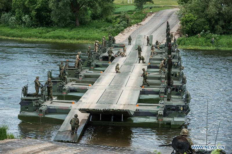 photo can canh tap tran cho soi sat 2017 cua nato gan bien gioi nga