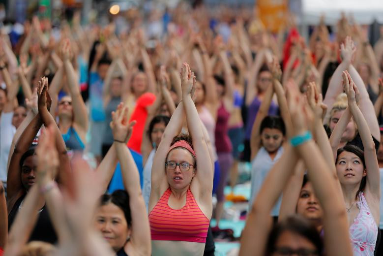 hang nghin nguoi tap yoga don ngay ha chi tren quang truong thoi dai