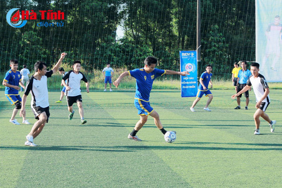 khoi tranh giai bong da cup hoi nha bao ha tinh lan thu 4