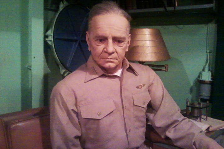 photo cuoi len va tham quan chien ham new jersey cua hai quan my