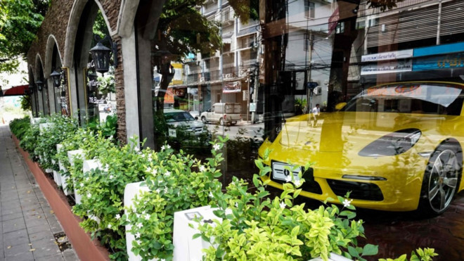 Chiếc xe thể thao trong một cửa hàng tại Thái Lan bị cáo buộc bán đồ ăn cắp từ Anh. Ảnh: AFP. duong day trom sieu xe tu anh tuon ve thai lan