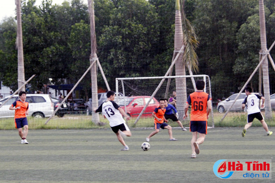 ket thuc thanh cong giai bong da cup hoi nha bao ha tinh lan thu 4