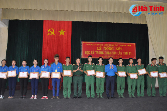 chien sy nhi khoc nhu mua khi phai chia tay gia ban