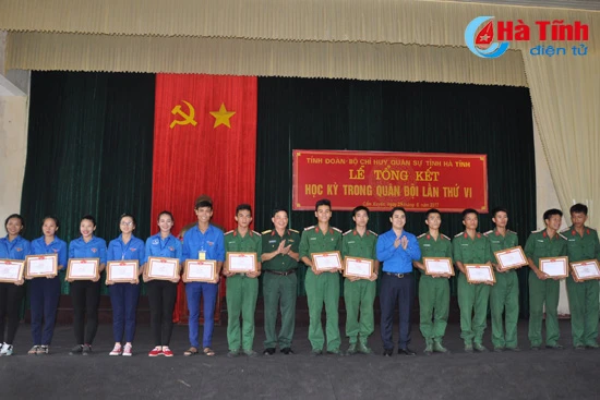 chien sy nhi khoc nhu mua khi phai chia tay gia ban