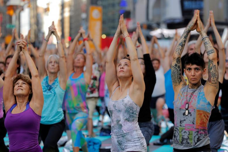 hang nghin nguoi tap yoga don ngay ha chi tren quang truong thoi dai