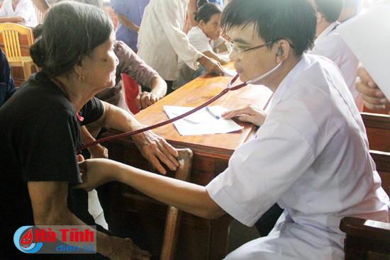 500 doi tuong chinh sach duoc kham chua benh va cap thuoc mien phi