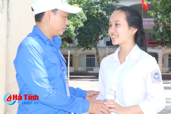 giup sy tu ha nhiet ap luc thi