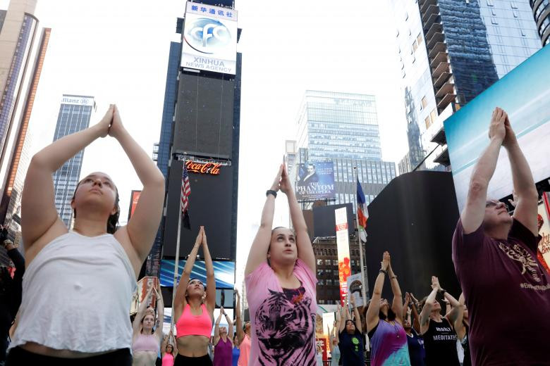 hang nghin nguoi tap yoga don ngay ha chi tren quang truong thoi dai