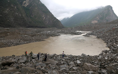 giay phut kinh hoang trong vu lo dat o trung quoc