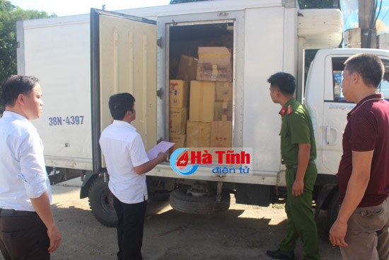 bat xe tai cho 100 con ga troi noi tu nghe an vao huong khe tieu thu